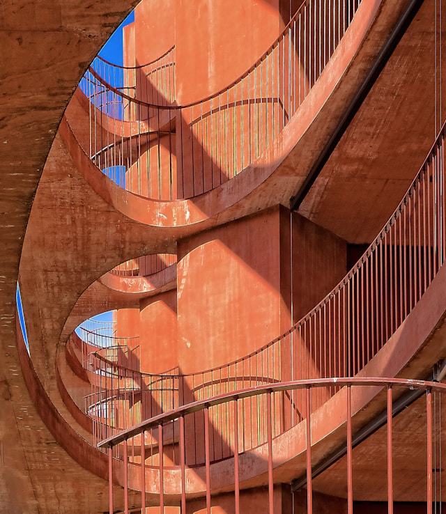 Asesoramiento integral en derecho mercantil y societario, incluyendo contratación mercantil y operaciones societarias y corporativas. 