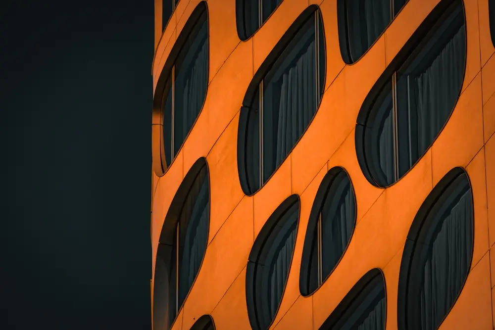 Defensa y representación en procedimientos frente a la Administración Pública, impugnación de sanciones, reclamaciones de responsabilidad patrimonial y recursos ante órganos administrativos y judiciales. 