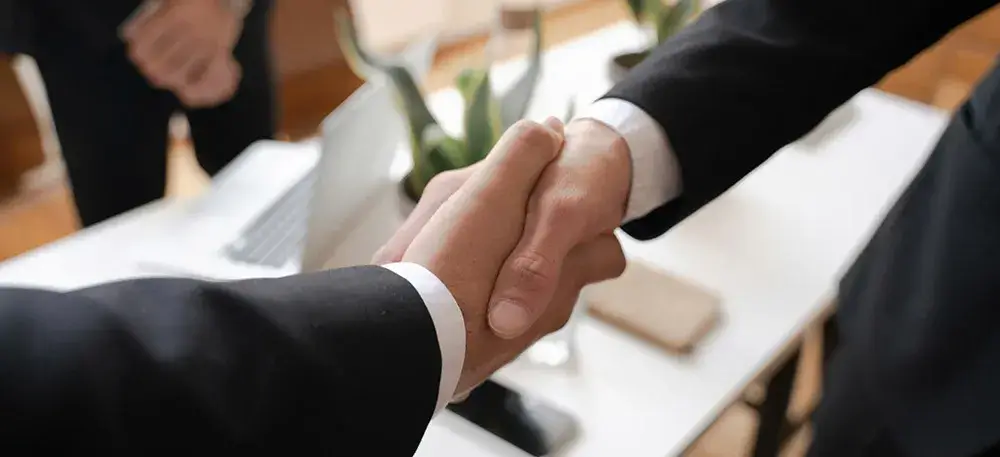  Las relaciones laborales forman parte del núcleo estratégico de cualquier empresa. La evolución constante de la normativa, los cambios organizativos y la creciente complejidad en la gestión de personas hacen imprescindible contar con un asesoramiento jurídico especializado, práctico y alineado con los objetivos del negocio.</br></br>Nuestro departamento de Derecho Laboral ofrece acompañamiento integral a empresas, directivos y departamentos de recursos humanos en todas las cuestiones relacionadas con el ámbito laboral y de Seguridad Social. Trabajamos con un enfoque preventivo y orientado a la solución de conflictos, aportando respuestas ágiles, eficaces y adaptadas a cada organización.